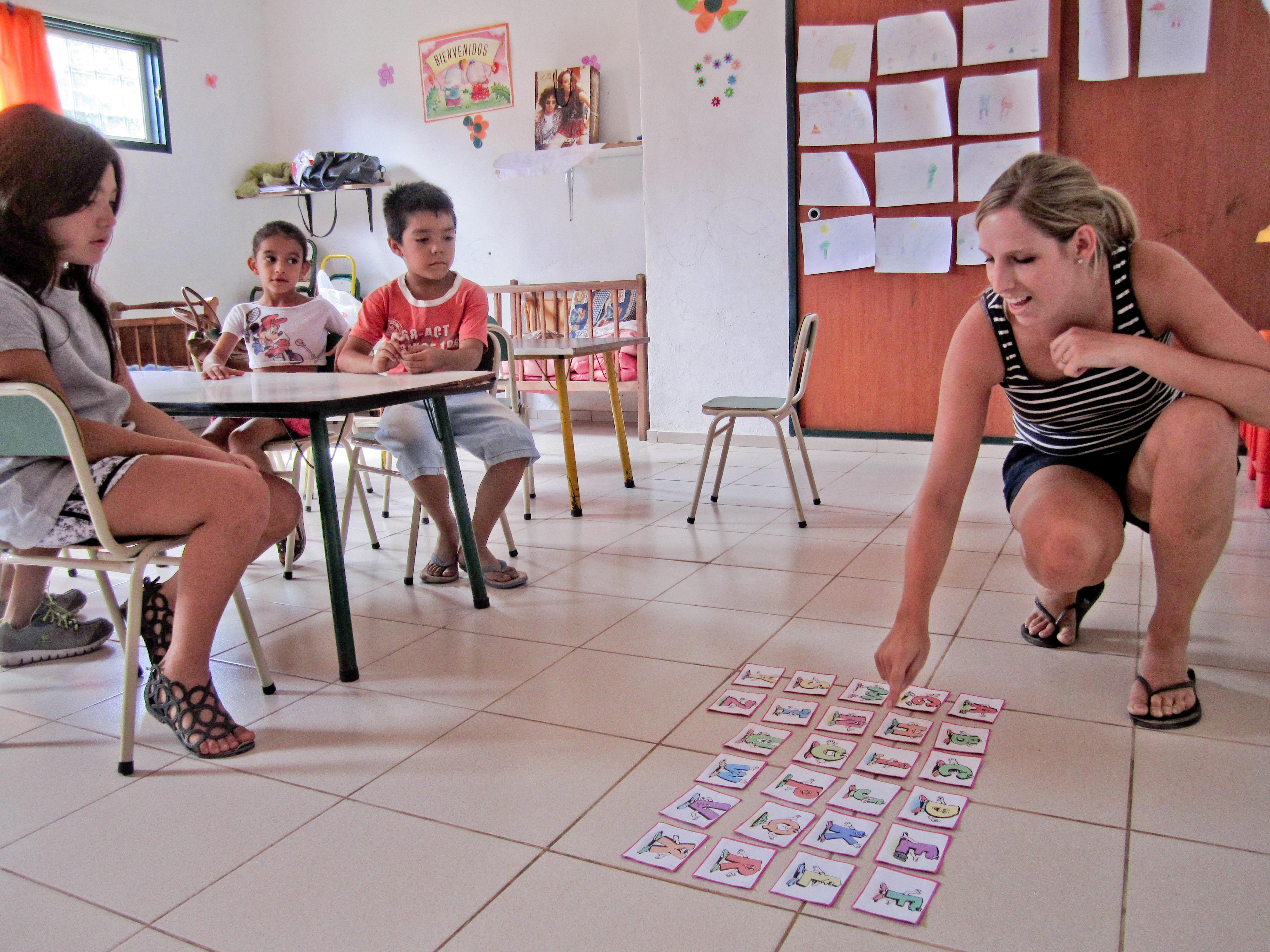 A group of children listens to a Projects Abroad volunteer teaching English in Argentina An English lesson is run by a volunteer teaching in Argentina